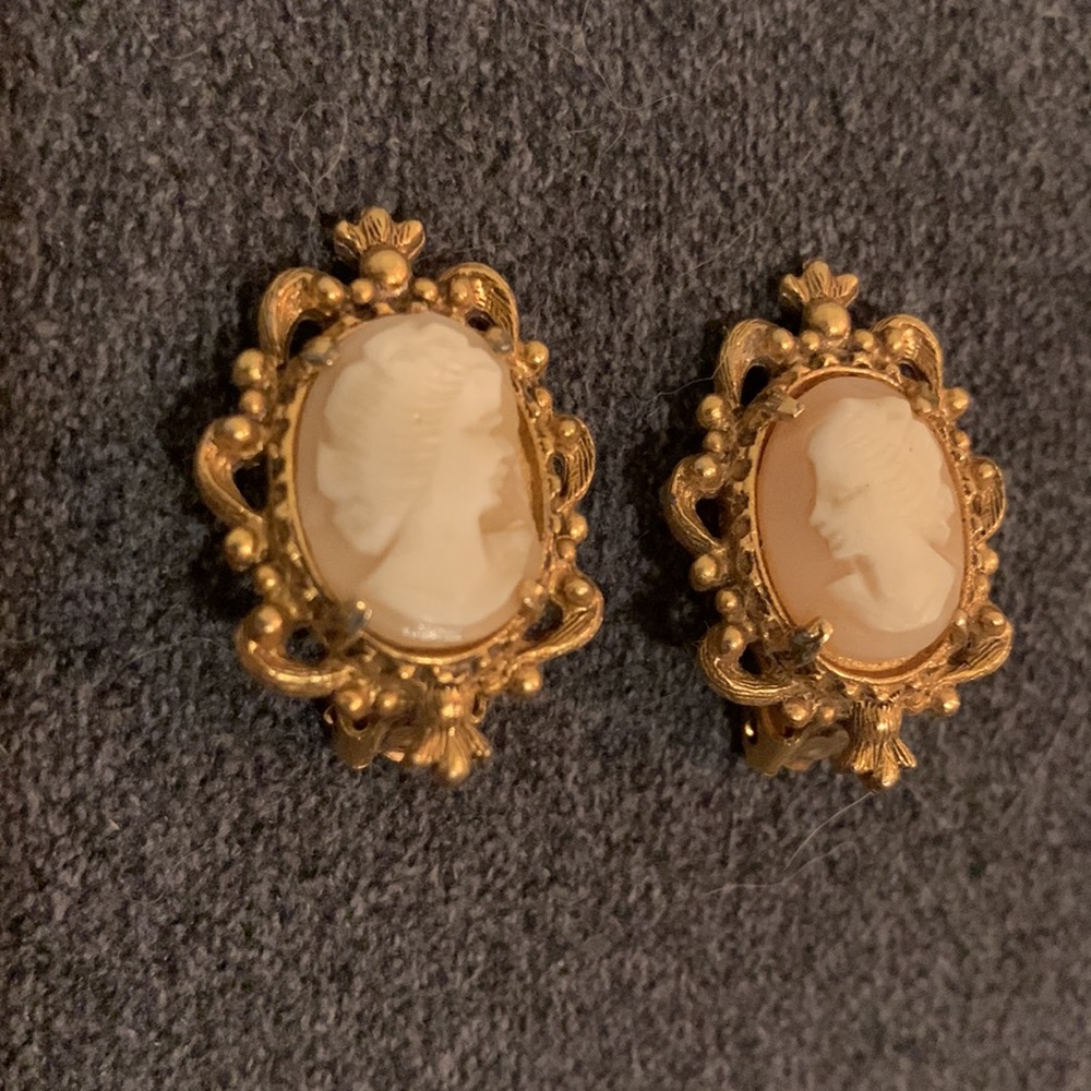 Vintage Florenza Cameo Earrings 🌿 — Ornate, Classic & Collectible